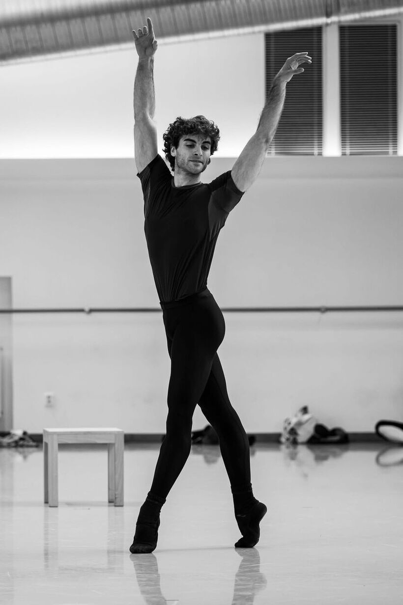 Federico Ievoli rehearsing L’Histoire de Manon. Photo: Sergei Gherciu.